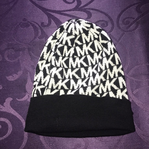 Michael Kors Accessories - NWOT Michael Kors Bennie